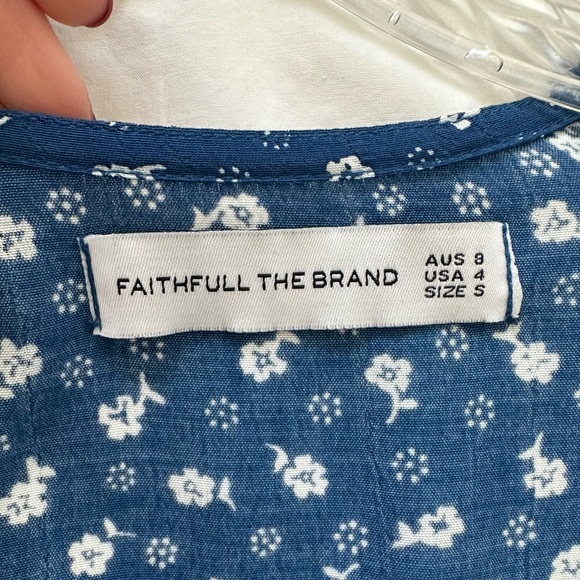 Faithfull the Brand, wrap v-neck floral blouse, size 4 / small - Picture 4 of 4